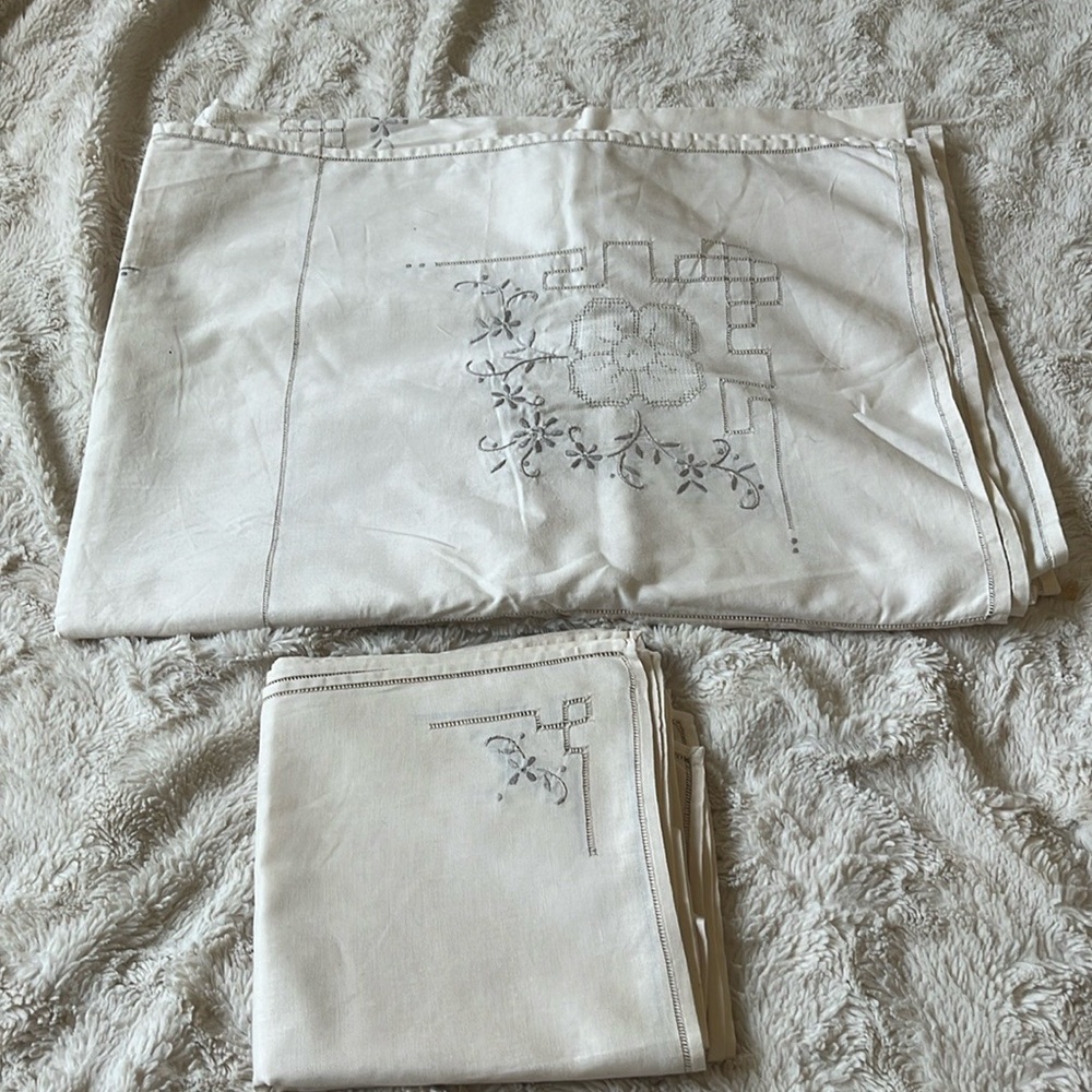 Vintage Tablecloth /W/8 Napkins 80”X 64” Off White Hand Embroidered Cut Outs